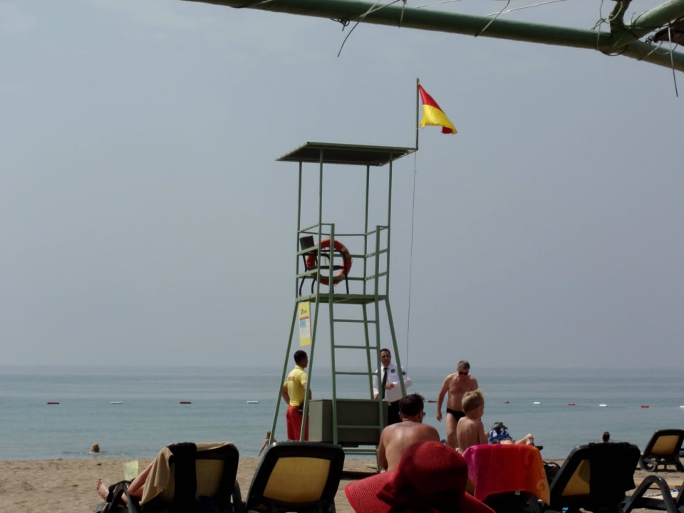 Rettungsturm mit super guten Schwimmeistern  Limak Lara Deluxe Hotel & Resort