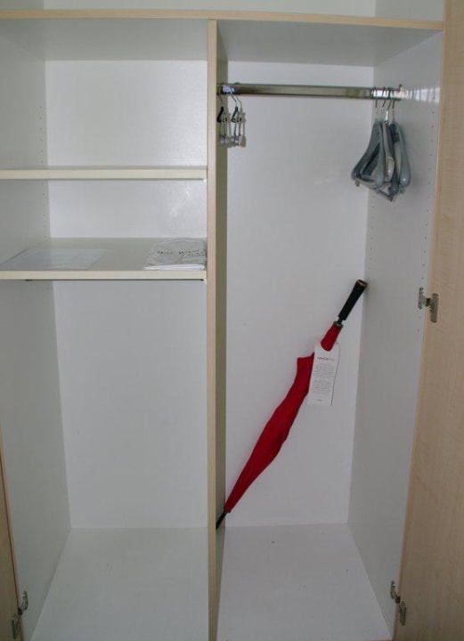 Kleiderscharnk mit Schirm IntercityHotel Hamburg-Altona