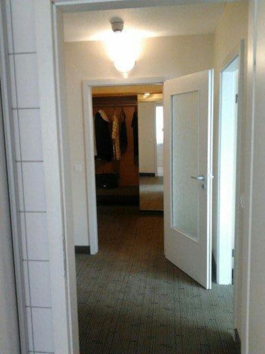 Küche und die Diele rechts zum Wohn-& Schlafzimmer Hotel Residenz Oberhausen