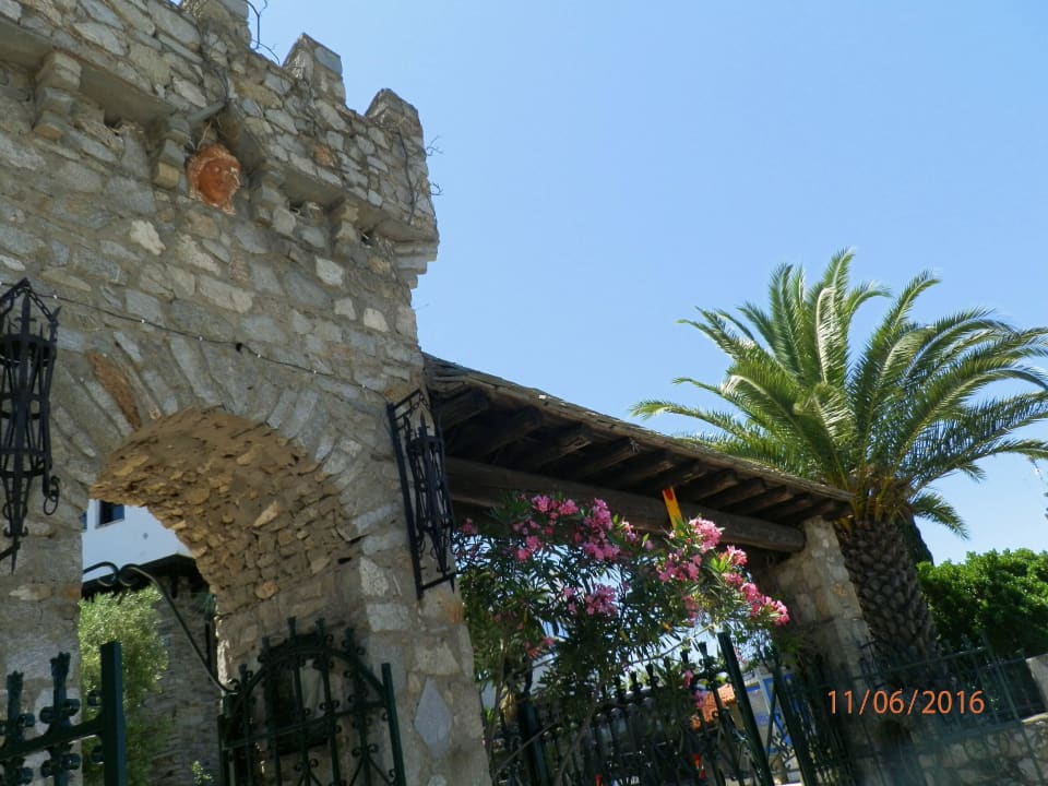 Einfahrt zur Hotelanlage Hotel Geranion Village