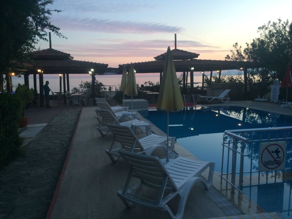 Pool am Abend As Queen Beach