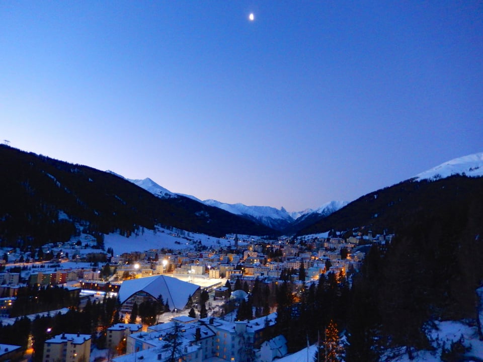 Ausblick vom Balkon am Abend Waldhotel & SPA Davos - for body & soul