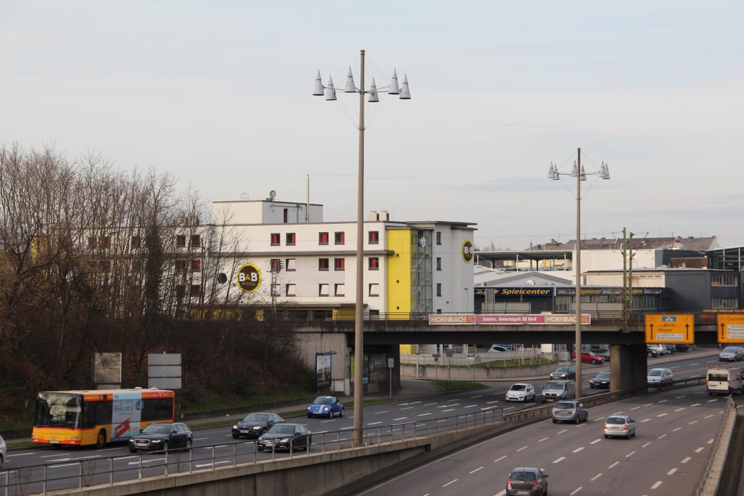 Von der Fußgängerbrücke aus gesehen B&B Hotel Koblenz-City