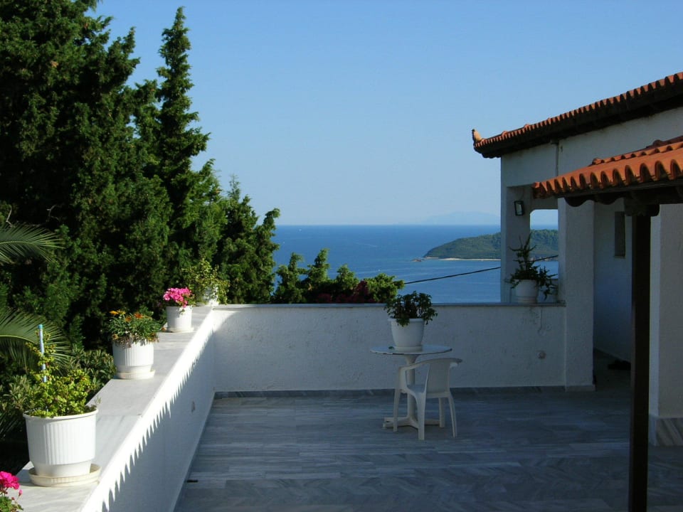 Terrasse vor unserem Zimmer (Eingangsseite) Hotel Paradise