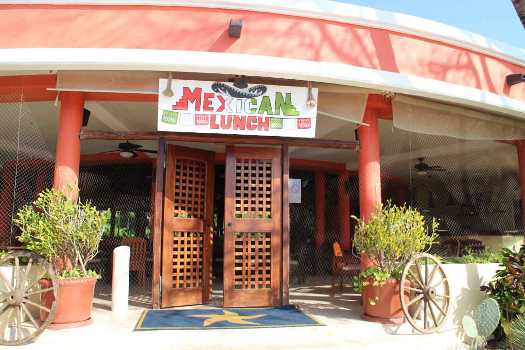 Eins der vielen Themenrestaurants  Iberostar Waves Tucan