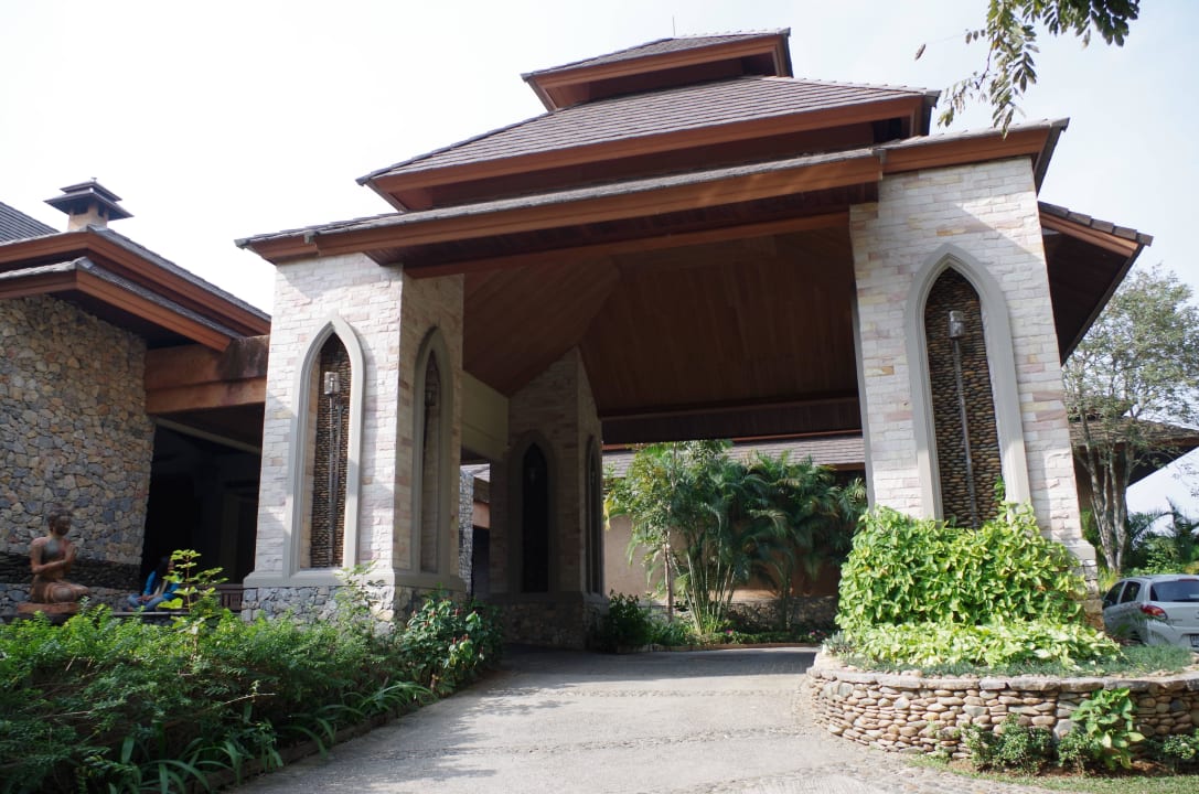 Hotelzufahrt Hotel Katiliya Mountain Resort & Spa