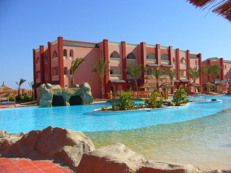 Pool and Building  Pickalbatros Aqua Vista Resort - Hurghada