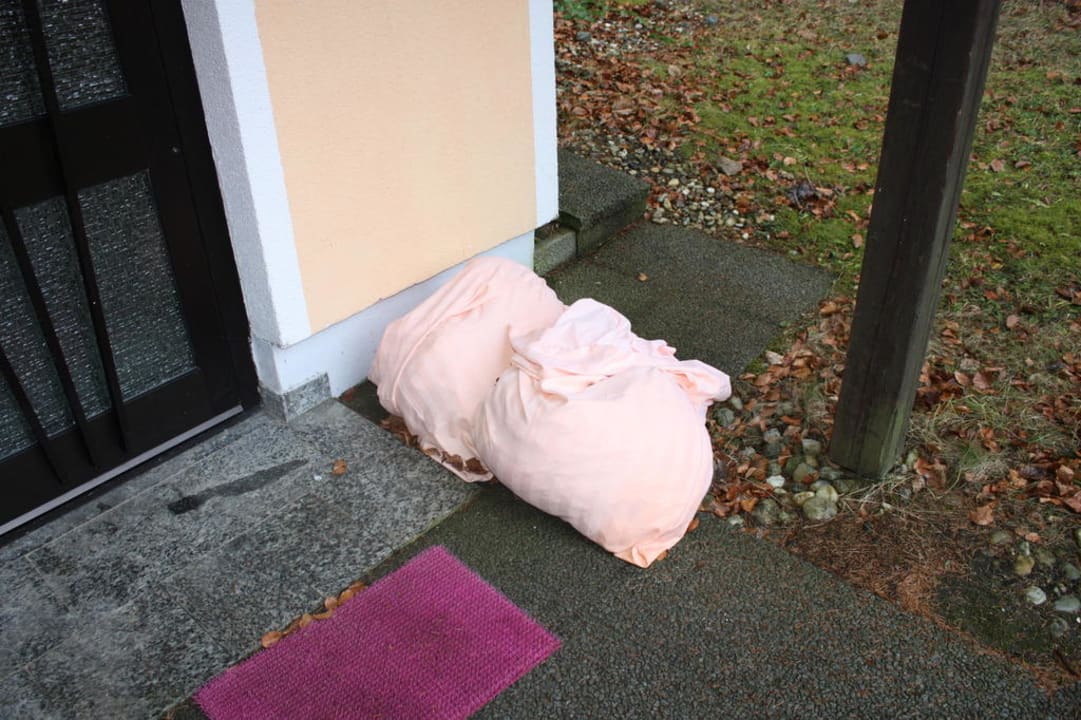 Wäschesäcke vorm Eingangsbreich Sonnenwald Hotel