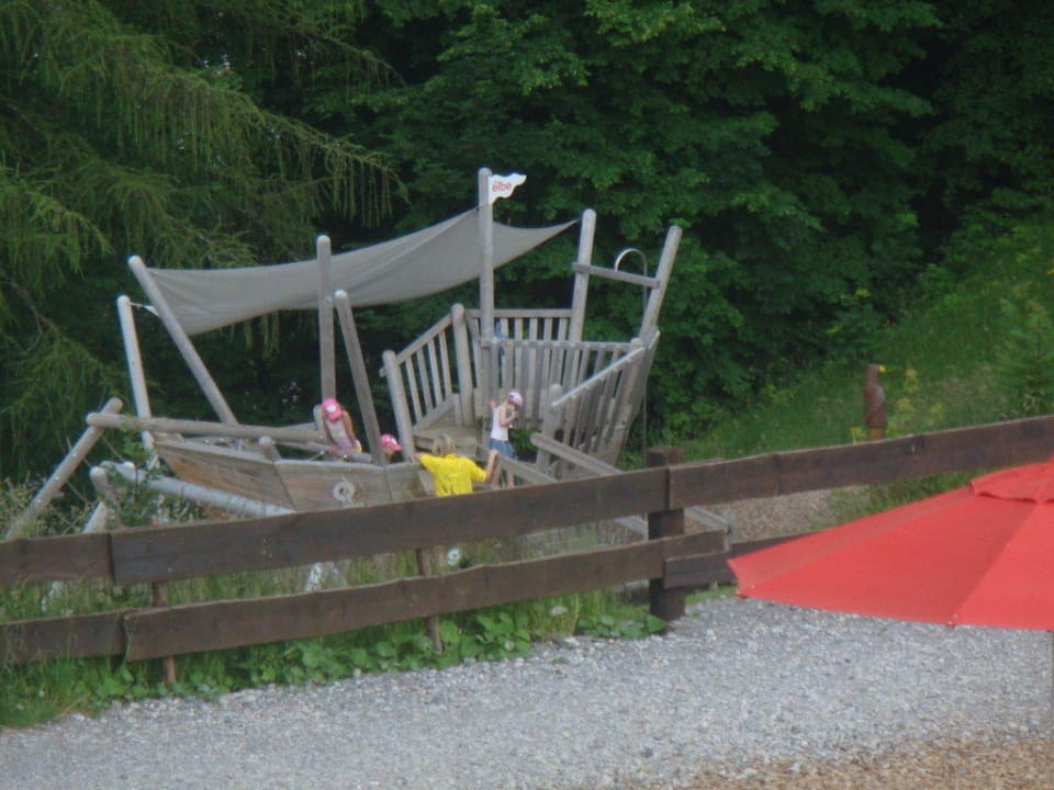 Blick auf den Kinderspielplatz Familotel Allgäuer Berghof
