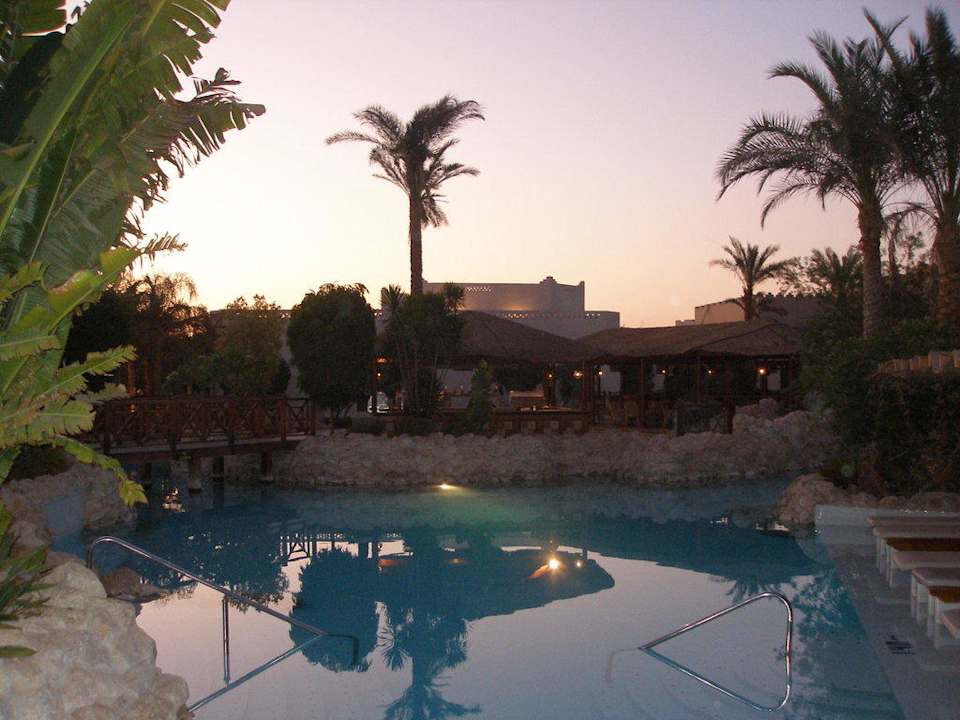 Poolanlage in der Dämmerung Ghazala Gardens