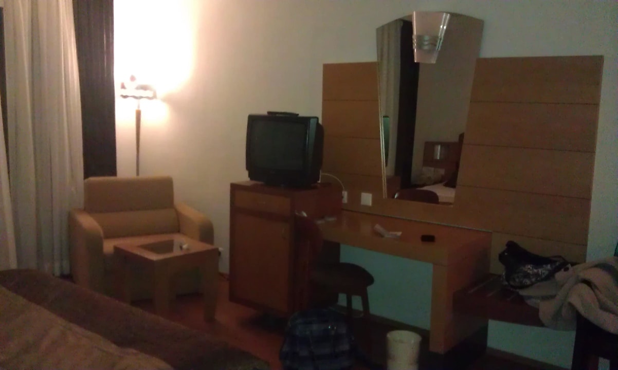 Ablagefläche, TV und Minibar Limak Limra Hotel & Resort