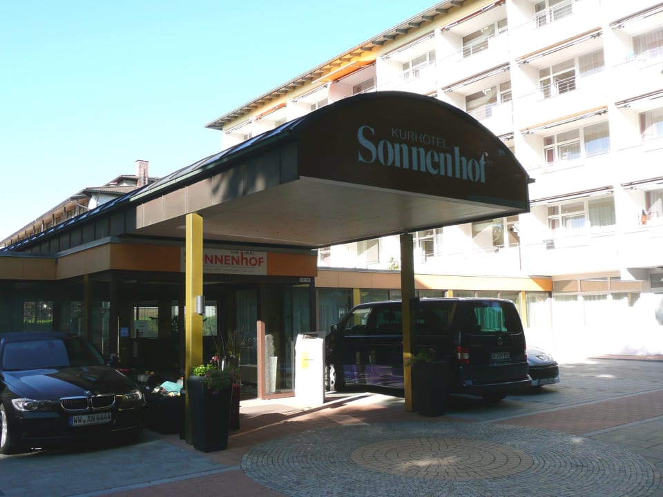 Der Hotel-Eingang mit Gebäude 2 Kurhotel Sonnenhof