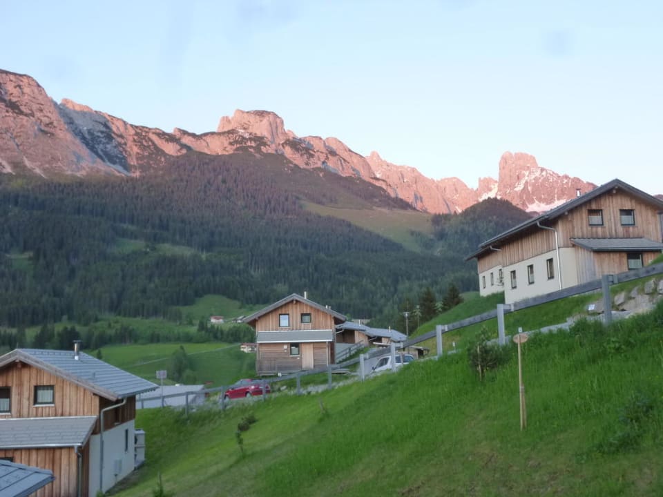 Bischoffsmütze im Sonnenuntergang Alpendorf Dachstein West by ALPS RESORTS