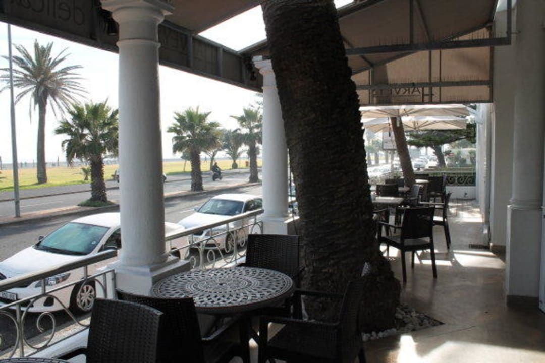 Terrasse der Hotelbar zum Meer hin Hotel Winchester Mansions