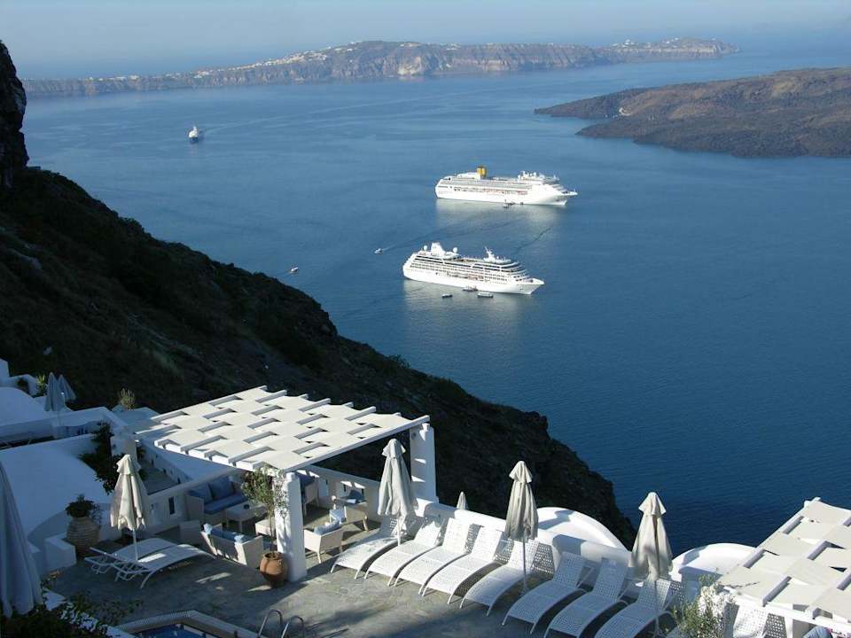 Blick vom Hotel auf die Kreuzfahrtschiffe Hotel Agali Houses