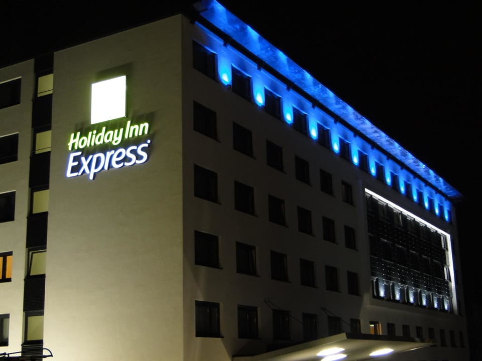 Hotel bei Nacht Premier Inn Stuttgart Airport
