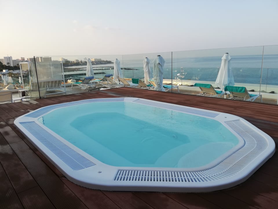 Pool Iberostar Waves Bouganville Playa