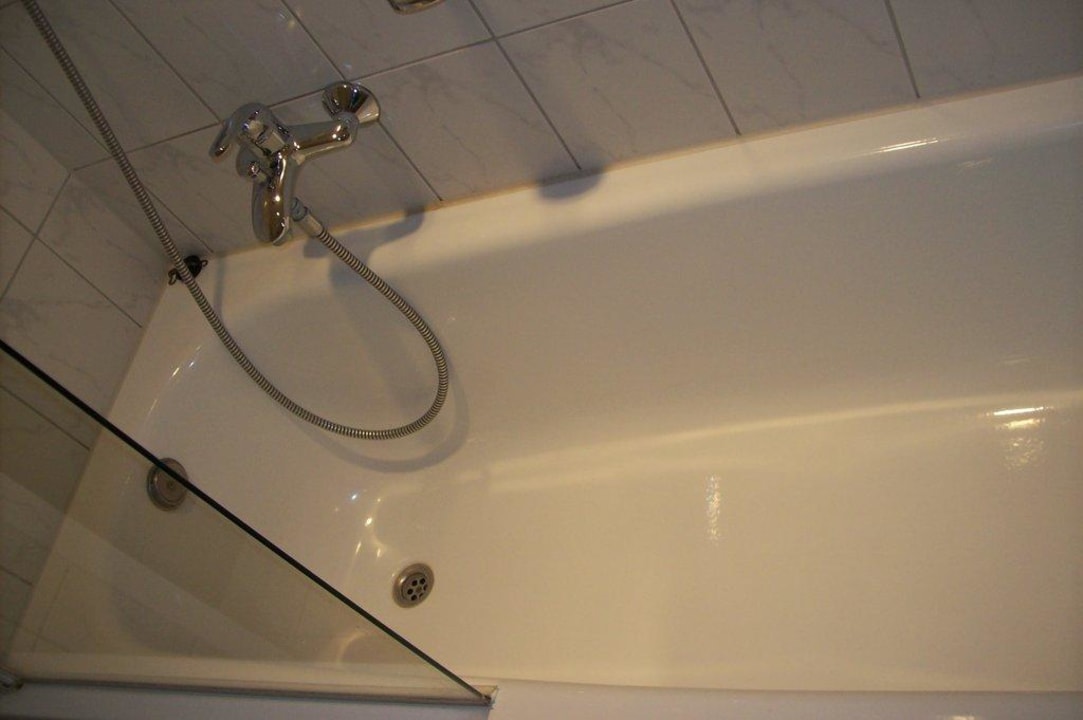 Badewanne mit Duschwand Landhaus Schlachtensee