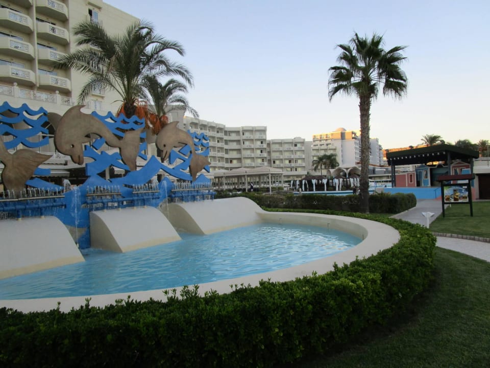 Teich vor dem Restaurant Rodos Palladium Leisure & Wellness