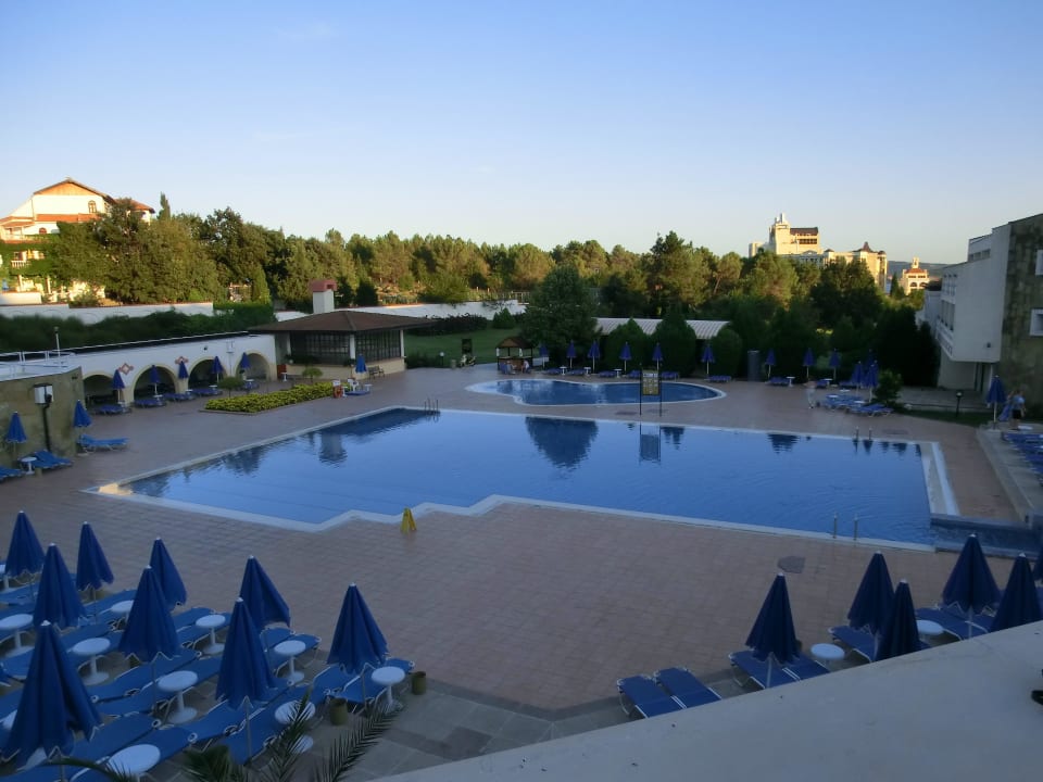 Poolanlage im Sonnenuntergang Duni Royal Pelican Resort