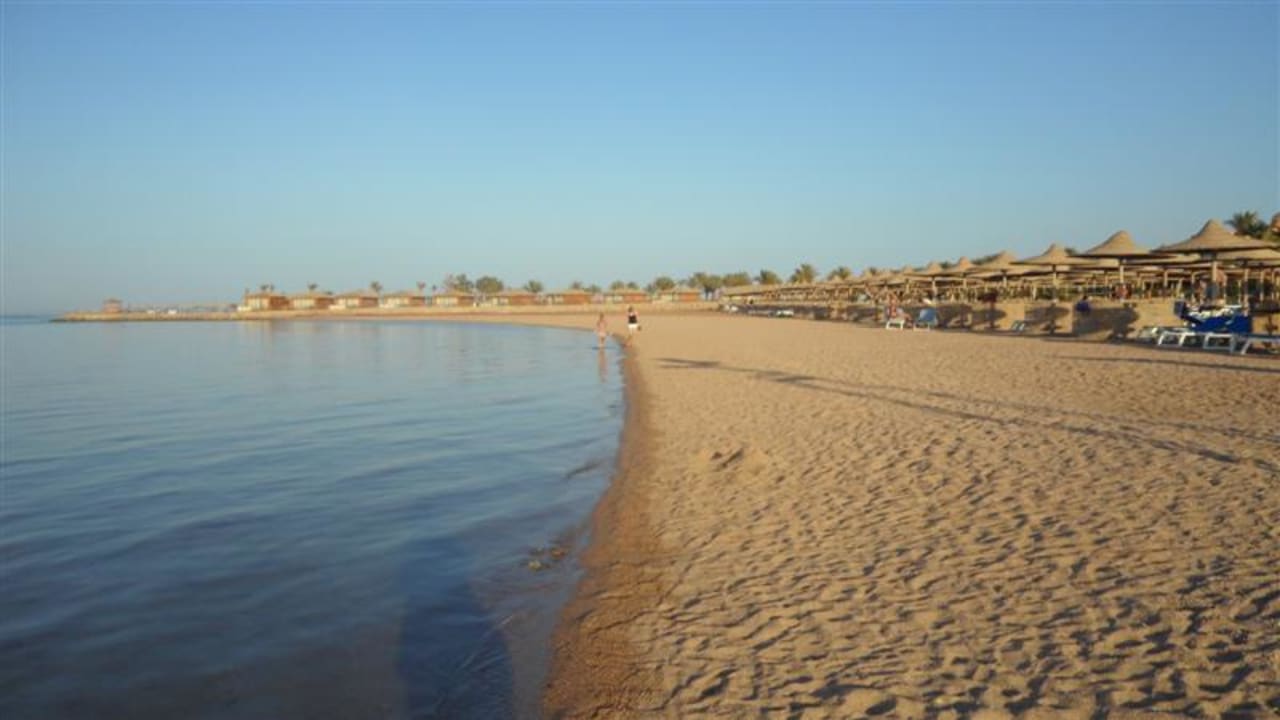 Sauberer, feiner Sand (hier bei Flut) Stella Beach Resort & Spa Makadi Bay