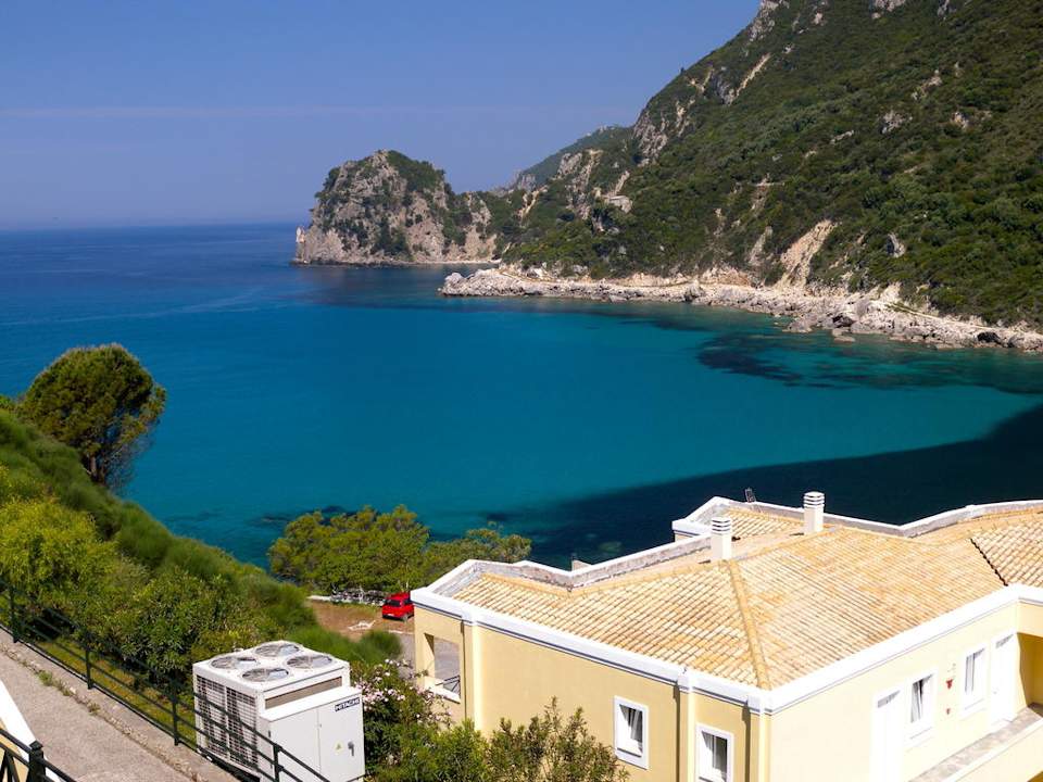 Blick vom Balkon auf die Bucht von Ermones Ithea Suites Hotel