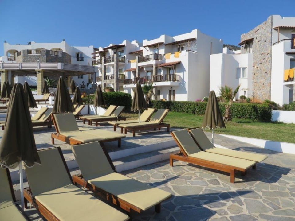 Vom Pool zu den Wohneinheiten Alexander Beach Hotel & Village Resort