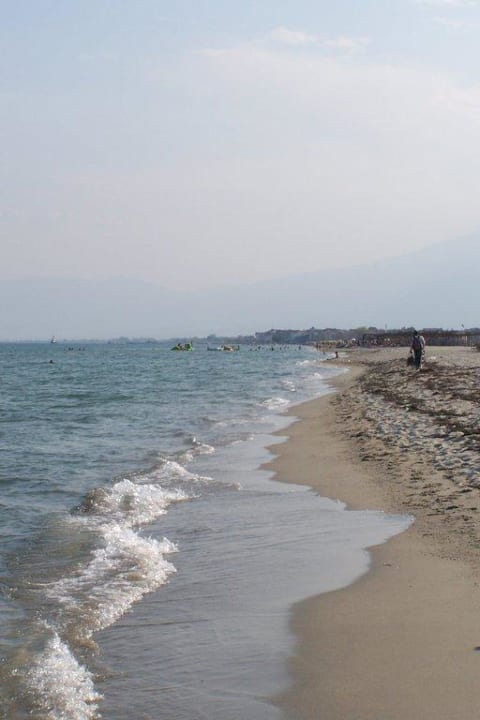 Teil des 17 km langen Strandes Mediterranean Village Hotel & Spa