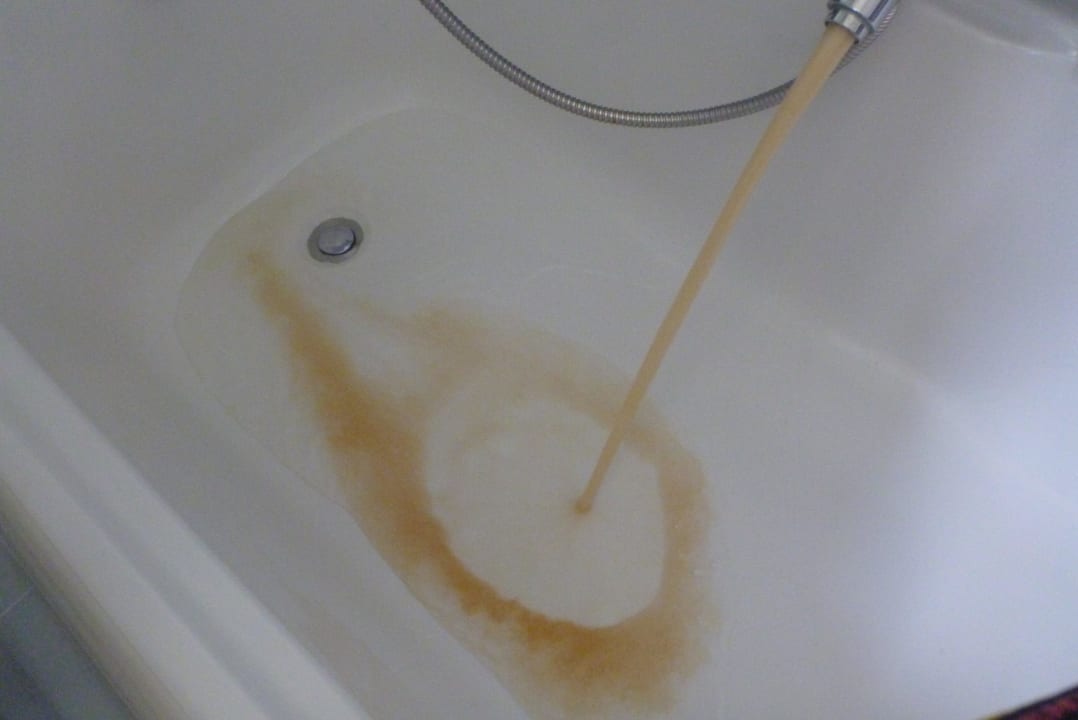 Verfärbtes Wasser im Bad Hotel Atrium