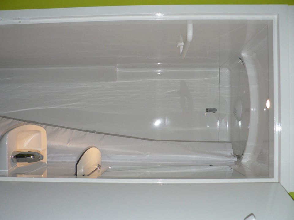 Dusche im 8-Bett-Dorm Generator Hostel Hamburg