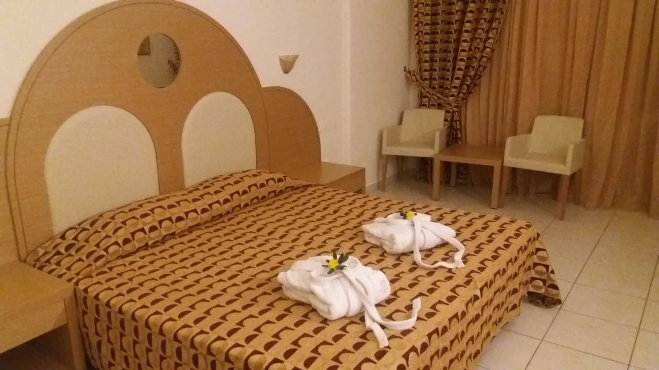 Doppelbett mit Bademänteln Hotel Kalithea Horizon Royal