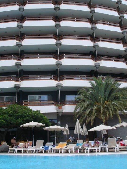 Pool und Hotel von außen Bull Escorial & Spa