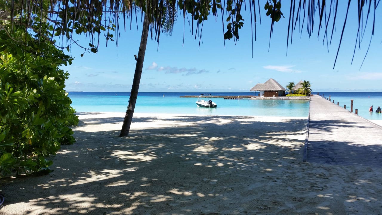 Strand und Steg zum Innenriff Veligandu Maldives Resort Island