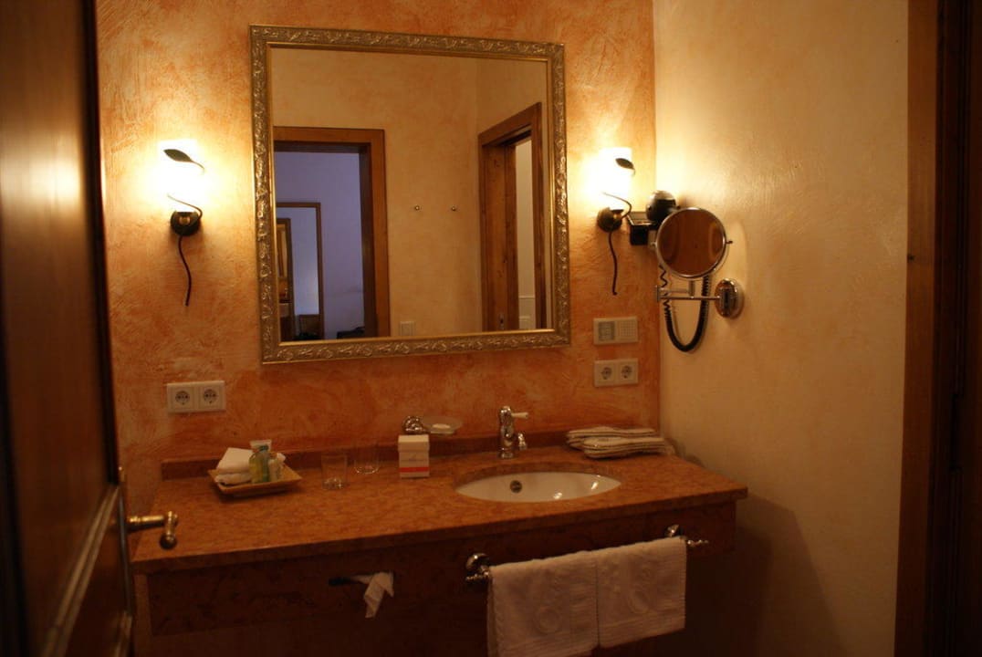 Badezimmer, links davon Badewanne, rechts das WC Hotel Oberforsthof