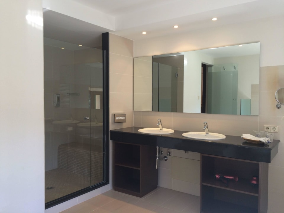 Bad, Dusche und Doppelwaschbecken Hotel Monnaber Vell