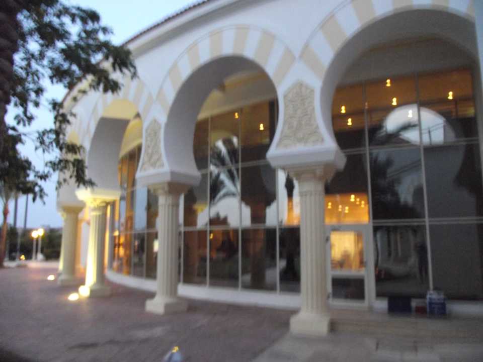 Auf dem Weg zum Haupteingang Old Palace Resort Sahl Hasheesh