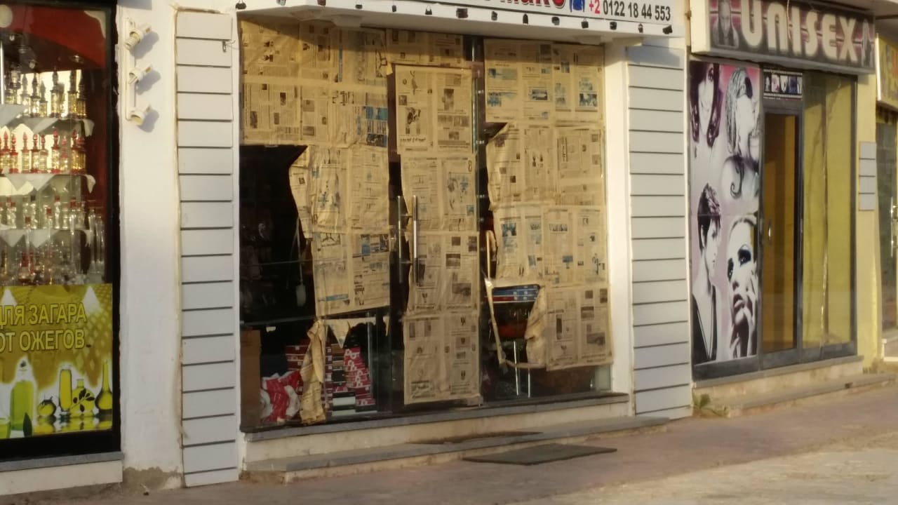 Zeitung als Sonnenschutz Blend Club Aqua Resort