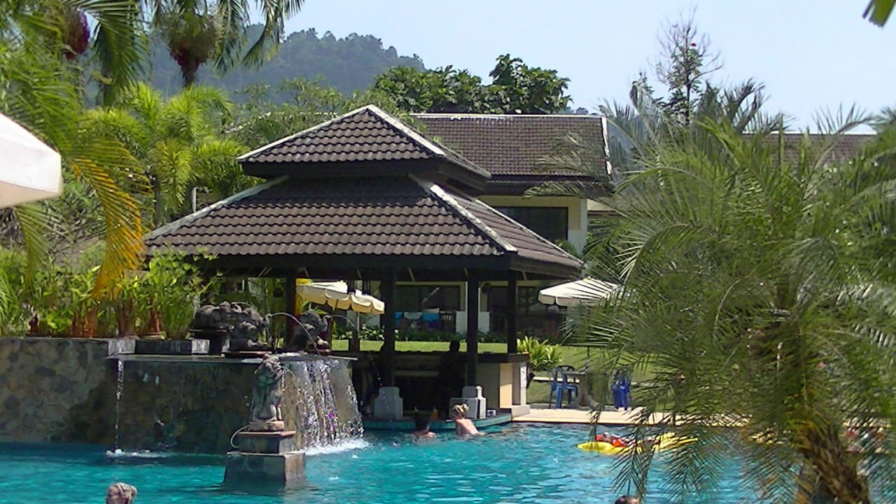 Pool mit Poolbar The Leaf on The Sands by Katathani