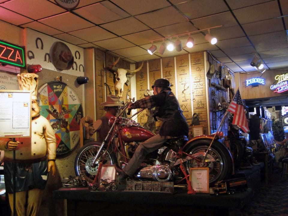 Ausgestopfter (?) Biker im Casino Hotel Nevada And Gambling Hall