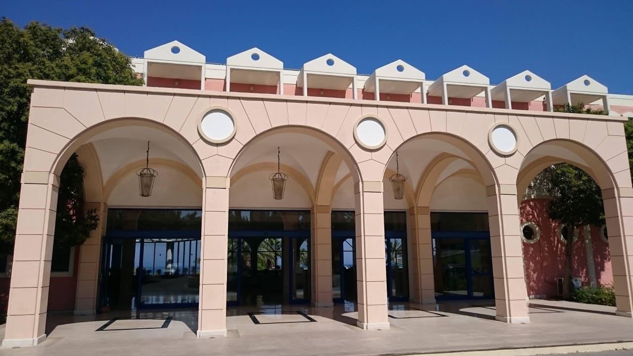 Zentralansicht Eingang Kresten Palace Hotel