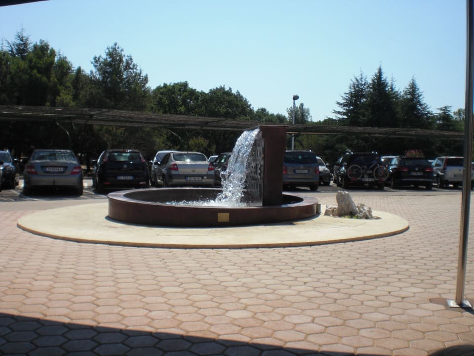 Vor dem Haus der Rezeption/Restaurant Maistra Select Funtana All Inclusive Resort