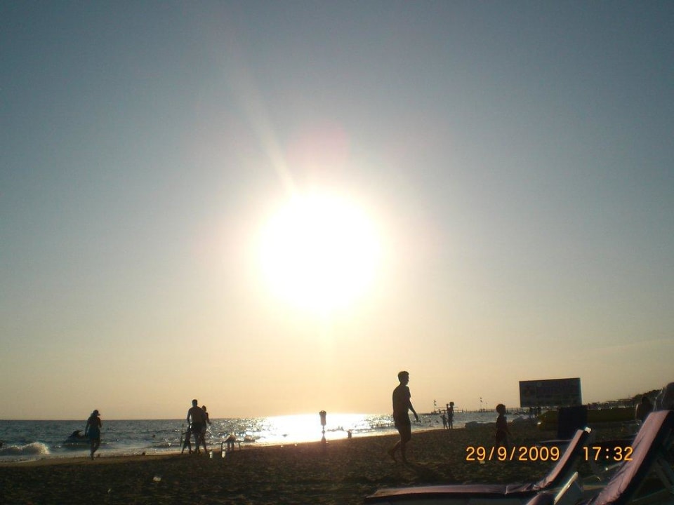 Sonnenuntergang am Strand VONRESORT Golden Beach
