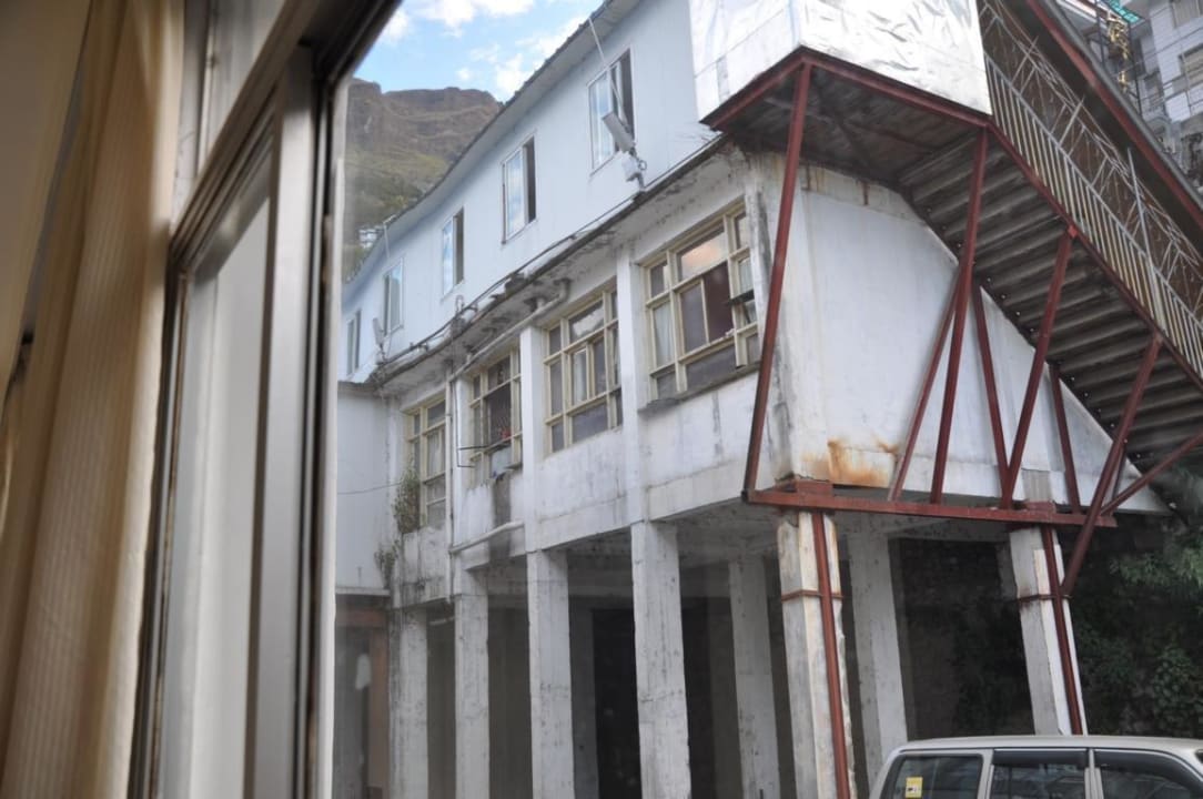 Gegenüber, aber selbe Straßenseite Zhangmu Dram Hotel