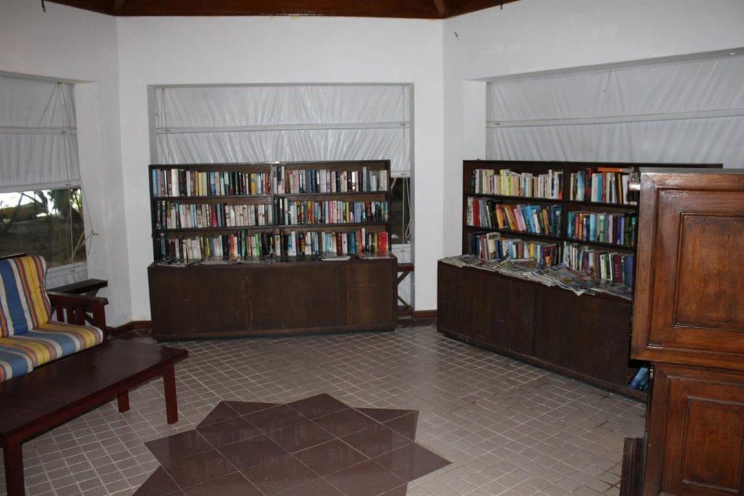 Bücherwand Biyadhoo Island Resort