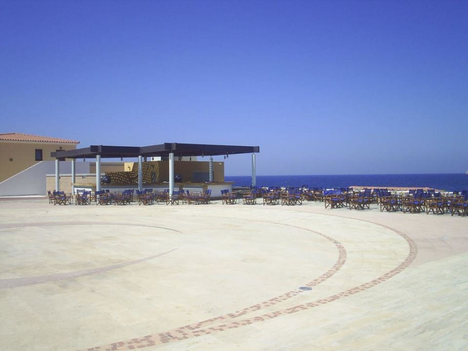 Aussenbereich "Plaza" mit Blick zum Meer Fodele Beach & Water Park Holiday Resort