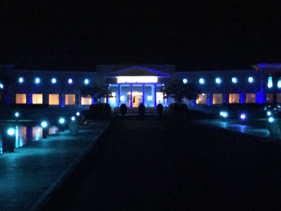 Hoteleingang bei Nacht JAZ Aquamarine Resort