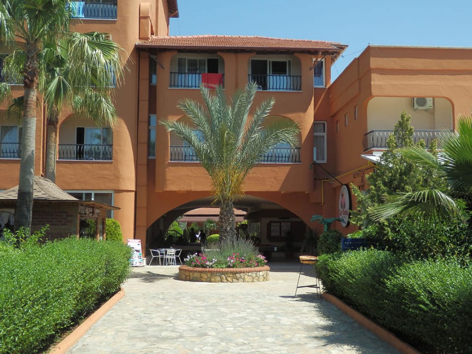 Zum Restaurant Club Turtas Beach Hotel