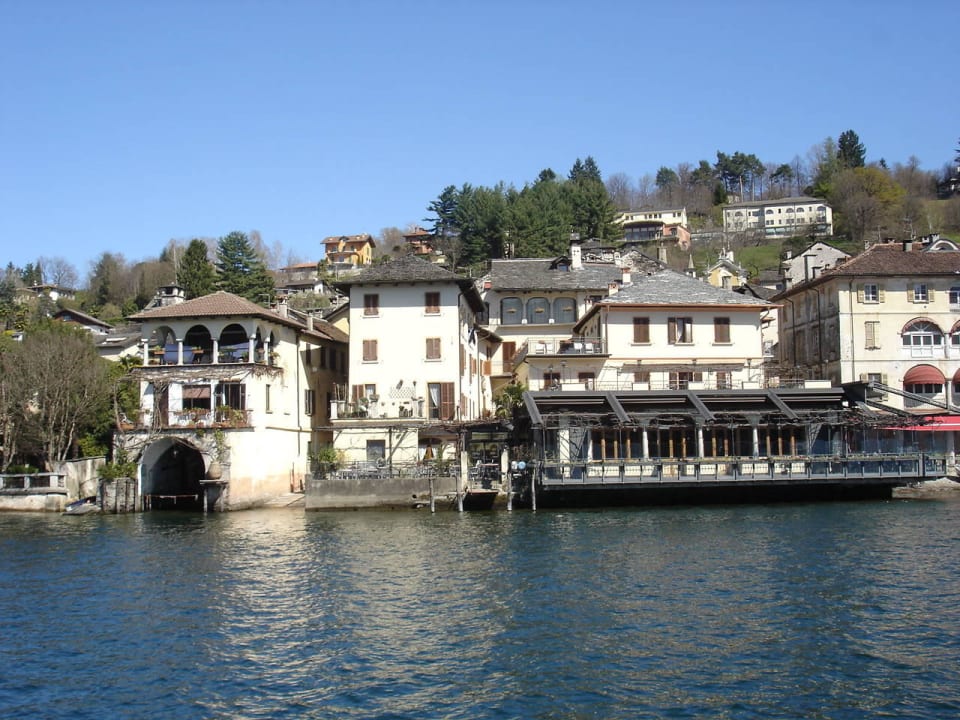Blick vom Schiff aus zum Hotelkomplex Hotel Leon D'Oro