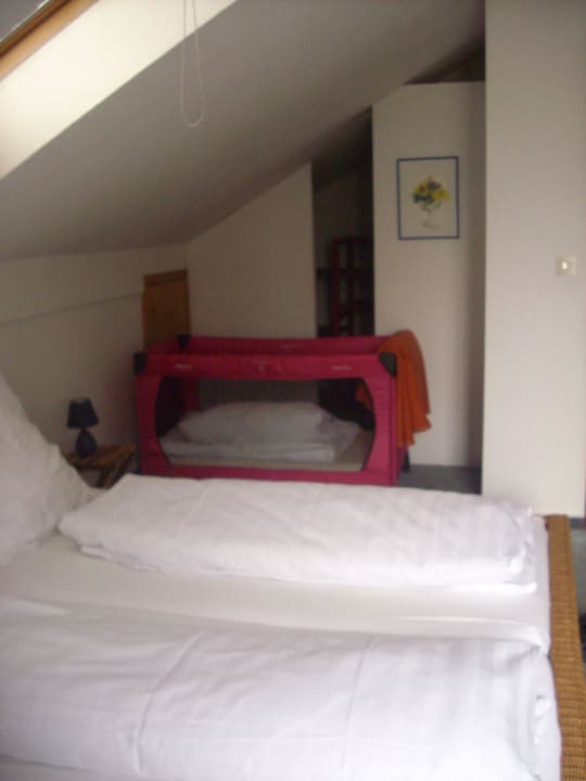 Das große Schlafzimmer mit Babybett Apartment Irmi