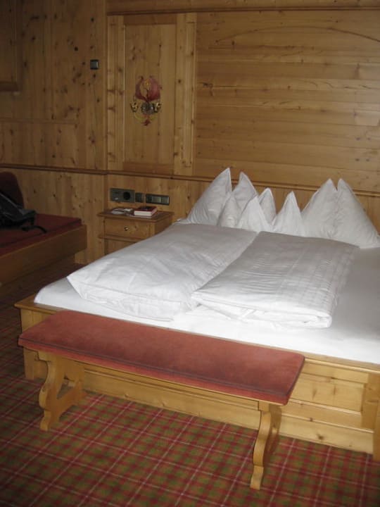Bett im Zimmer Tirol Hotel Alpin Spa Tuxerhof